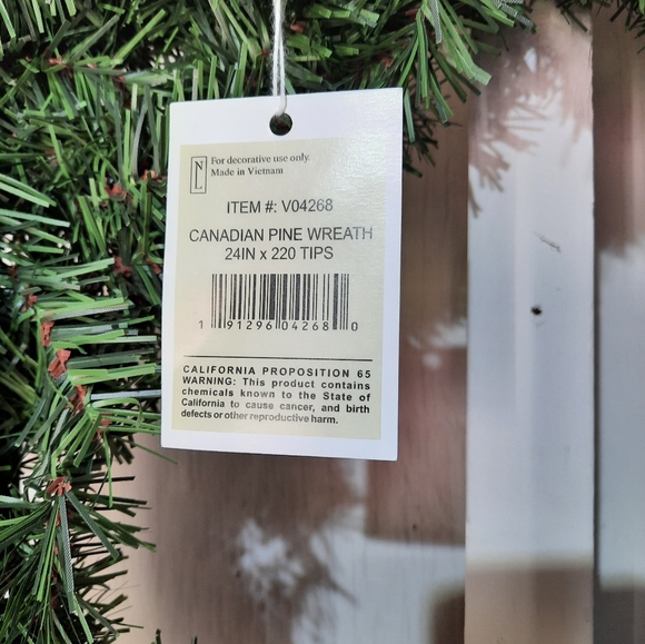 24 inch wreath - Picture 2 of 2